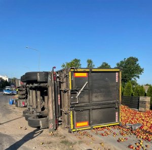 Nietrzeźwy kierowca zablokował ciężarówką drogę