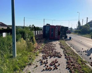 Nietrzeźwy kierowca zablokował ciężarówką drogę