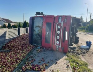 Nietrzeźwy kierowca zablokował ciężarówką drogę