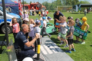 Policjanci dla dzieci podczas pikniku