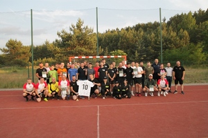 zdjęcie grupowe uczestników turnieju piłkarskiego