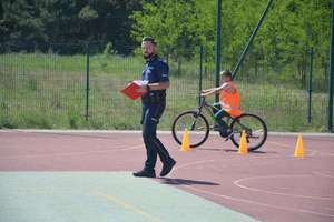 policjant ocenia jazdę na rowerze dzieci, karta rowerowa