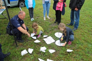 policjant układa puzzle z dziećmi