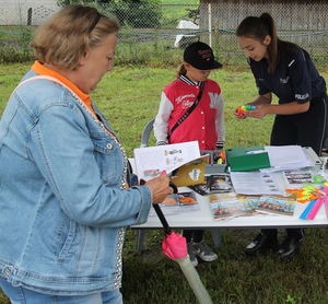 policjantka rozdaje dziecku nagrodę, festyn rodzinny