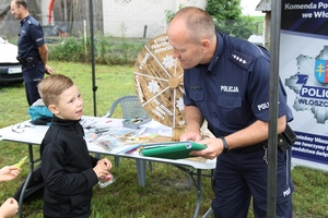 policjant rozmawia z dzieckiem