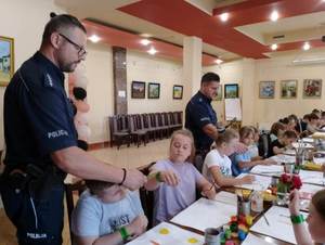 uczestnicy półkolonii, policjant