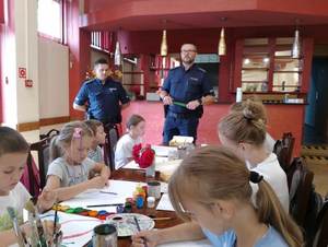 uczestnicy półkolonii, policjant