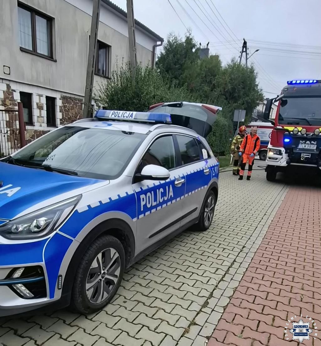 Policjanci z Włoszczowy ewakuowali 87-latkę z płonącego domu